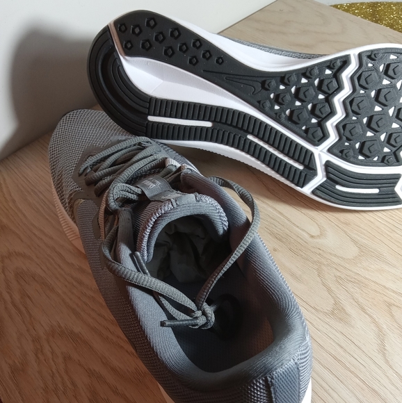 NWT Nike Women's size 12 Running Shoes in Sparkling Silver! - Picture 7 of 15